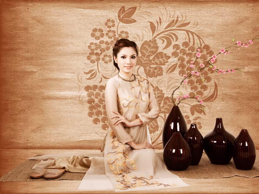 Người đẹp diện áo dài lụa, đi guốc mộc đón Tết xưa