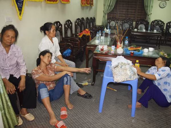 Người nhà sản phụ Đỗ Thị Thùy Dung Ảnh: Hoàng Oanh.