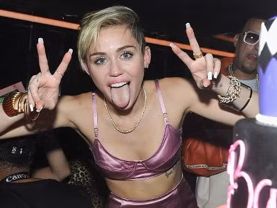 Miley Cyrus diện áo lót đi ra mắt album mới
