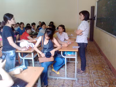 Học sinh lớp N16 đối chất với cán bộ trường yêu cầu bồi thường chi phí một năm học chui