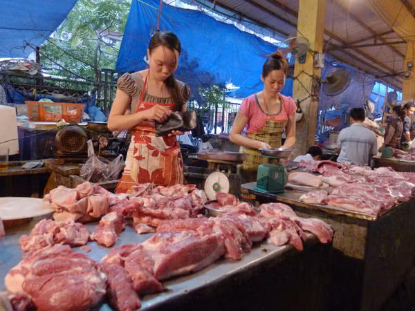 Tiểu thương bán thịt tại chợ Xuân La (Tây Hồ) lo lắng giá xăng tăng, dẫn tới giá thịt tăng, làm giảm sức mua của người dân