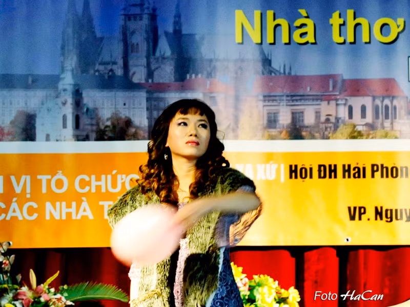 Nhà thơ Vi Thuỳ Linh trong buổi trình diễn tại Praha 27/11/2011. Ảnh: Hà Cần