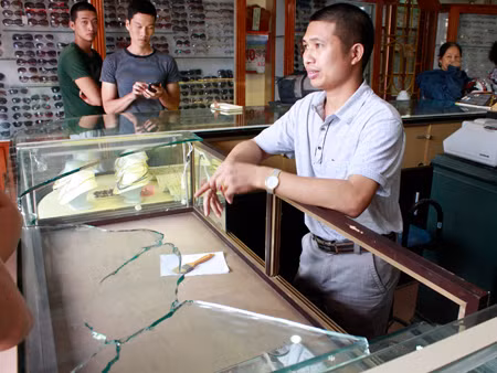 Giây phút nghẹt thở đối mặt với tên cướp tiệm vàng có súng