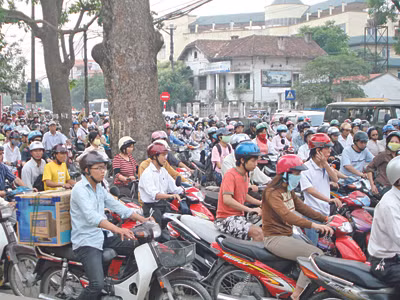 Trực tiếp đánh vào người dân