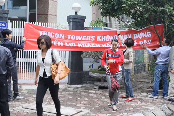 Khách hàng căng băng rôn đòi lại tiền tại trụ sở Công ty Minh Việt