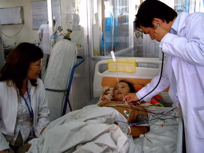 Ngành y rất đặc thù gắn với trách nhiệm cao nhưng lương của bác sĩ vẫn bị coi không hợp lý