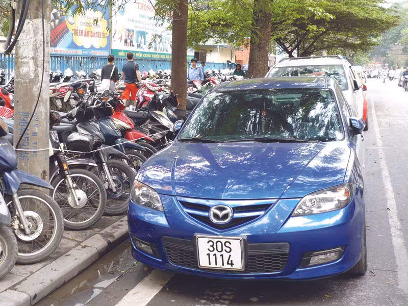 Phố Lý Thái Tổ dày đặc ô tô, xe máy Ảnh: Anh Trọng