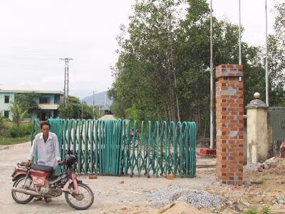 Anh Vũ Văn Tá trước cổng NMCBNSXK Phú Túc Ảnh: H.K