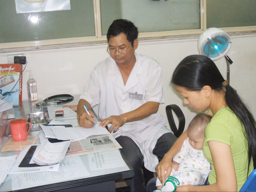 Mua bảo hiểm y tế : Cận nghèo sẽ được hỗ trợi 70%
