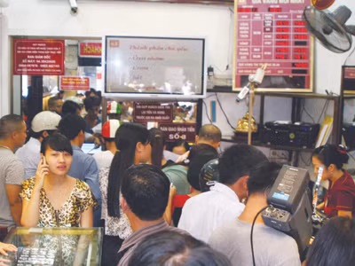 Mở sàn giao dịch vàng do Nhà nước quản lý, vừa thu được thuế, vừa điều tiết được cung - cầu (ảnh chụp cảnh dân chen nhau mua - bán vàng ngày 9-8). Ảnh: Minh Đức