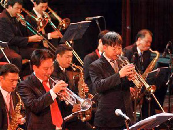 Hoàng Xuân Vượng và Quốc Trường (thứ ba từ trái sang) tại một đêm nhạc. Ảnh: Ngọc Trần
