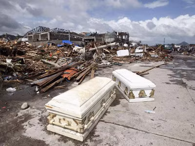 Giữa Tacloban điêu tàn