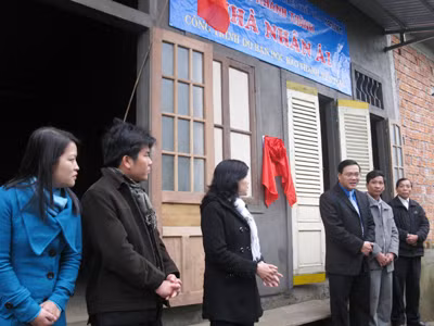 Bàn giao nhà nhân ái cho người nghèo