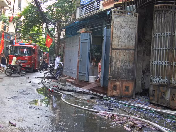 Toàn bộ ngôi nhà 4 tầng bị thiều rụi, hai ngôi nhạ bên cạnh cũng bị vạ lây