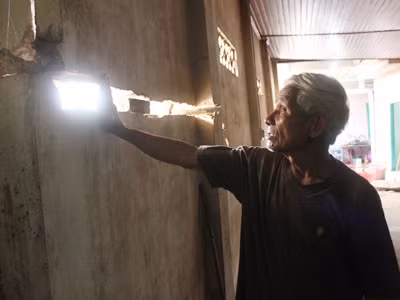 Những vết nứt ngày càng nghiêm trọng ở gia đình cụ Hoàng Văn Kim và các con ở tổ 2, thị trấn Trại Cau Ảnh: T.V