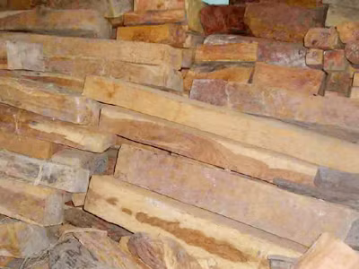Số gỗ kiểm lâm Kbang thu giữ cất trong kho Ảnh: HK