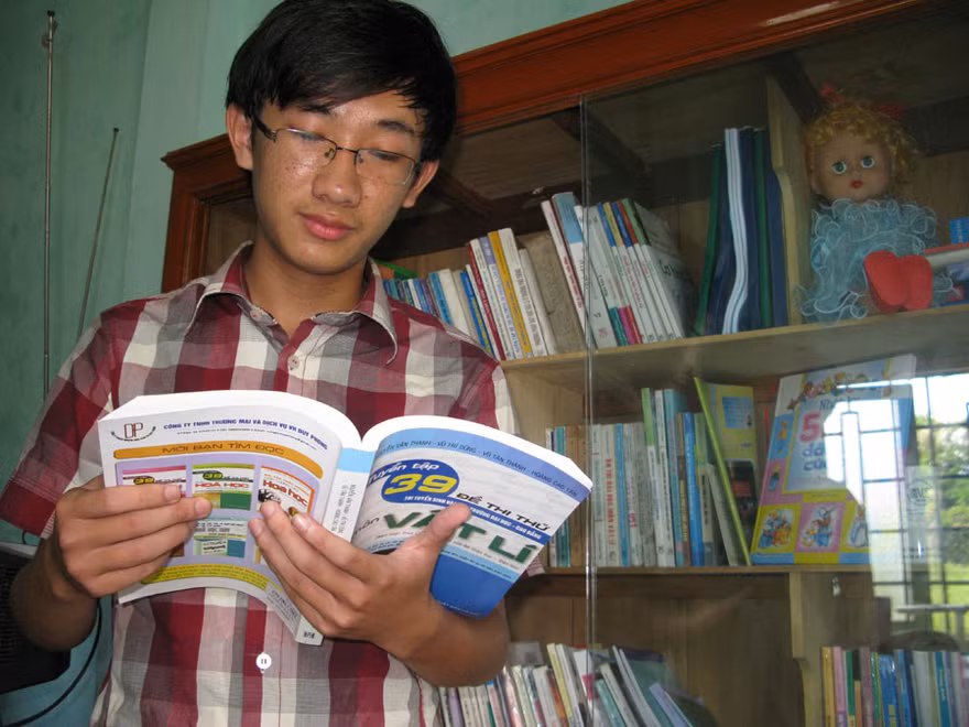 Cậu học trò ba lần đỗ thủ khoa