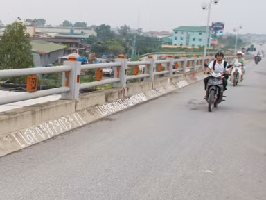 Viết số điện thoại quảng cáo suốt bảy km