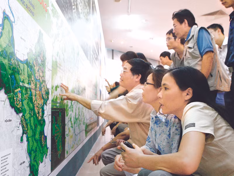 Người dân đến xem triển lãm quy hoạch chung xây dựng Thủ đô Hà Nội