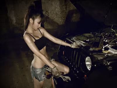 Cô nàng bụi bặm sửa Jeep Rubicon
