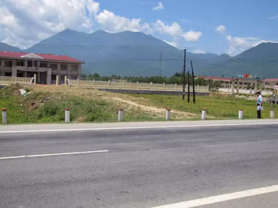 Chính quyền xã cũng mở đường trái phép vào trụ sở mới