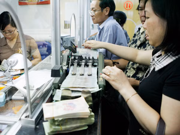 Việc Ngân hàng Nhà nước khống chế trần lãi suất huy động 14% được coi là một biện pháp hành chính Ảnh: Hồng Vĩnh