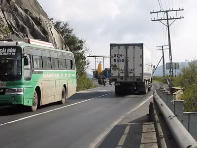 Khúc cua "tử thần" Đá Đen trên quốc lộ 1A qua Đèo Cả