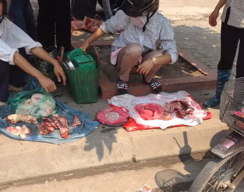 Kinh hoàng ‘chợ’ thịt chân cầu Thăng Long