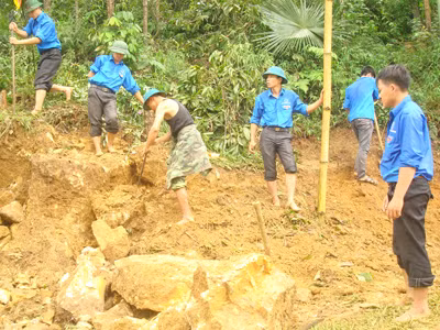 Đoàn viên thanh niên Yên Bái xây dựng đường nông thôn mới
