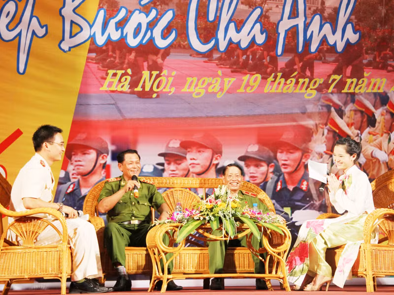 Thượng tướng Lê Thế Tiệm và Thiếu tướng Trương Hữu Quốc giao lưu cùng đoàn viên, thanh niên Học viện CSND