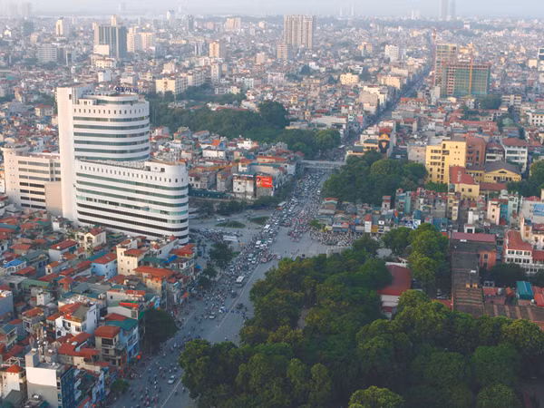 Hàng loạt cao ốc thi nhau mọc lên như nấm tại các nút giao thông trong nội thành Hà Nội Ảnh: Hồng Vĩnh