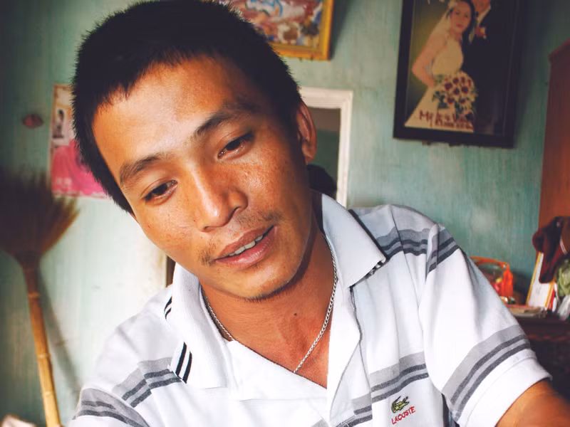 Thuốc lá phát nổ, hai người bị thương
