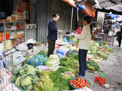 Giá xăng tăng kéo theo giá lương thực, thực phẩm Ảnh: Hồng Vĩnh