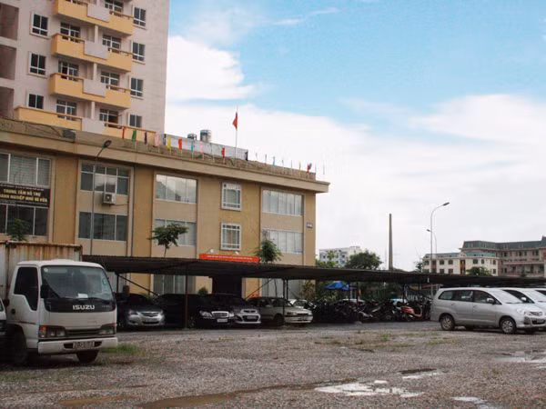Lề đường, sân chơi thành bãi đỗ xe