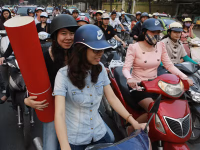 Không phạt hành vi sử dụng mũ bảo hiểm kém chất lượng Ảnh: Hồng Vĩnh