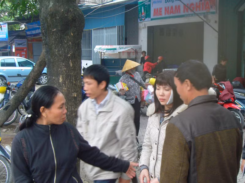 Cô gái bị xăm rết lên mặt ra Hà Nội chữa trị