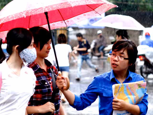 Áo xanh tình nguyện đội mưa tiếp sức sĩ tử