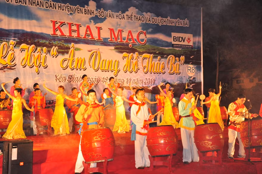 Khai mạc lễ hội “Âm vang hồ Thác Bà”