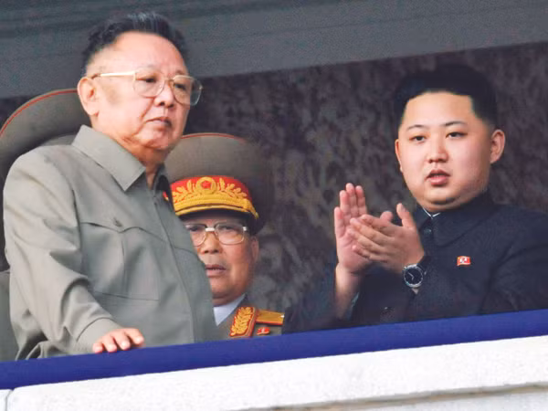 Đại tướng Kim Jong-un (phải) sẽ “nối nghiệp” được cha và ông nội? Ảnh: vosizneias.com