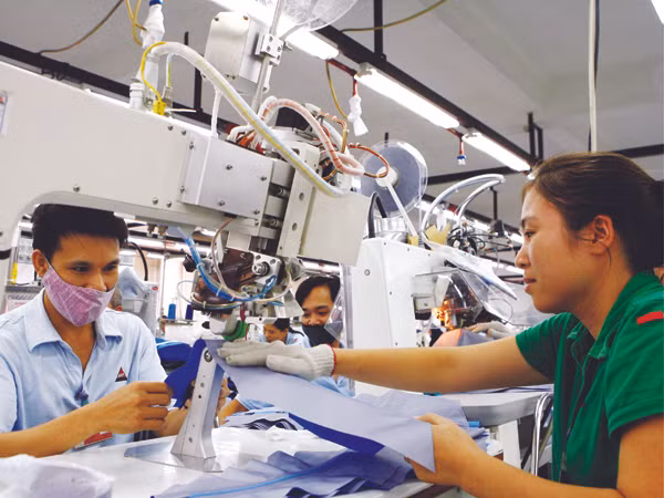 Với vai trò là nhà đầu tư và tổ chức sản xuất, tiêu thụ, doanh nhân là một nhân tố then chốt của CNH – HĐH. Ảnh: Hồng Vĩnh
