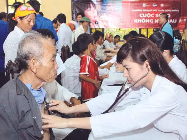 Hội bác sĩ trẻ tỉnh Hà Tĩnh tham gia khám, chẩn đoán bệnh tình nguyện cho hơn 1.000 người dân, gia đình chính sách tỉnh Hà Tĩnh và tỉnh Bolykhamxay (Lào) ngay sau Lễ phát động Ảnh: TTXVN