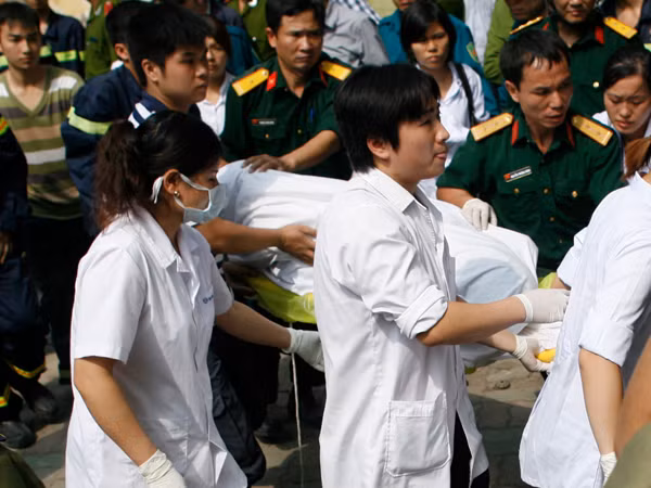 Toàn cảnh vụ nổ bình gas, sập nhà qua video
