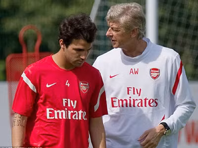 HLV Wenger muốn tái hợp với Fabregas