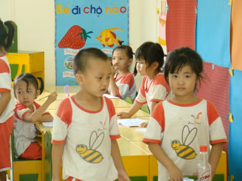 Âu lo theo con đi nhà trẻ