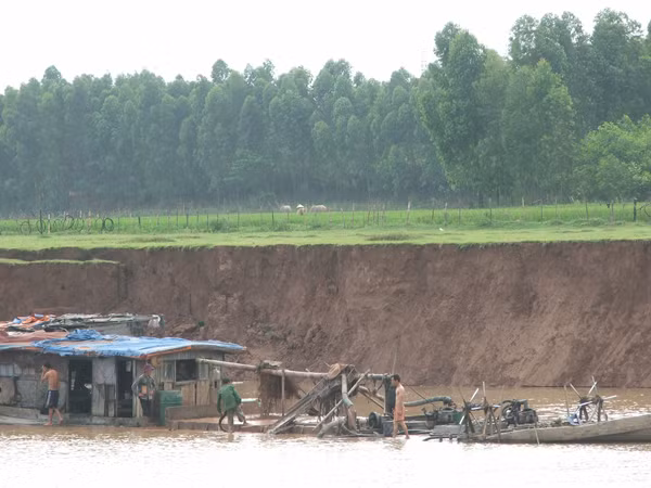 “Cát tặc” lộng hành khắp Hà Nội