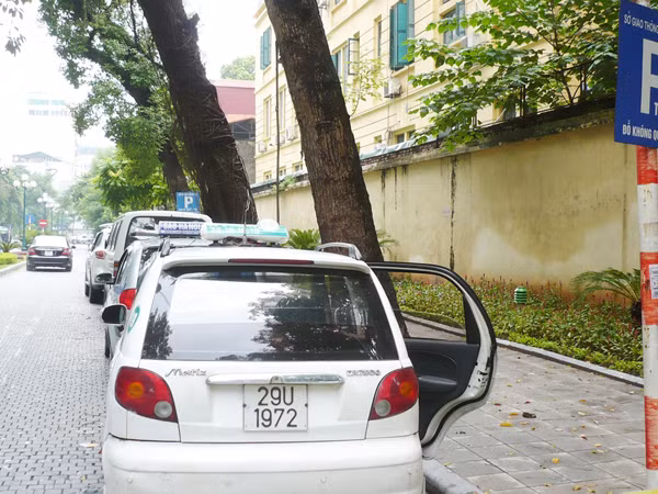 Là phố cấm và có biển cấm dừng đỗ, nhưng đường Chợ 19-12 vẫn được cấp phép trông giữ xe Ảnh: Anh Trọng
