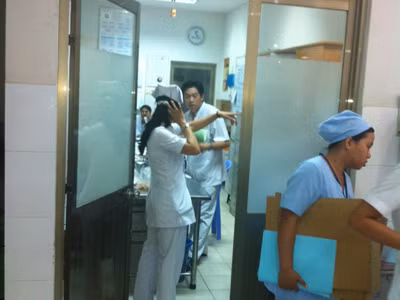 Bệnh viện hoảng loạn do côn đồ dọa bắn