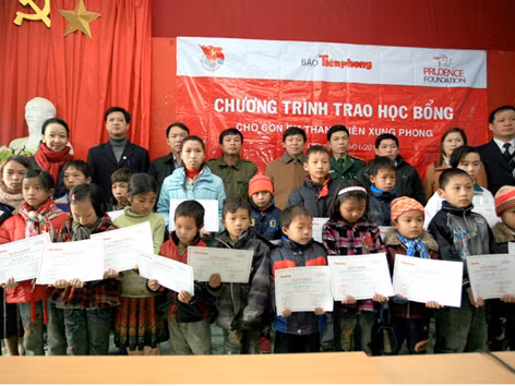 Tặng quà Tết, học bổng cho gia đình, học sinh vùng biên giới