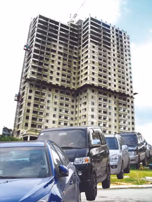 Một cao ốc dành cho người thu nhập thấp (ảnh trên) Đoàn xe của những người đi đăng ký mua nhà dành cho người thu nhập thấp ở Hà Nội) (ảnh dưới)