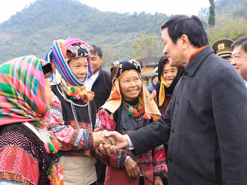 Chủ tịch nước Trương Tấn Sang thăm hỏi nhân dân xã Lũng Cú, huyện Đồng Văn, Hà Giang. Ảnh: TTXVN
